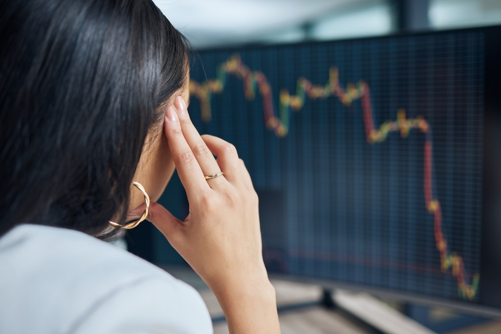 A woman in front of a computer is worried about the stock market crash